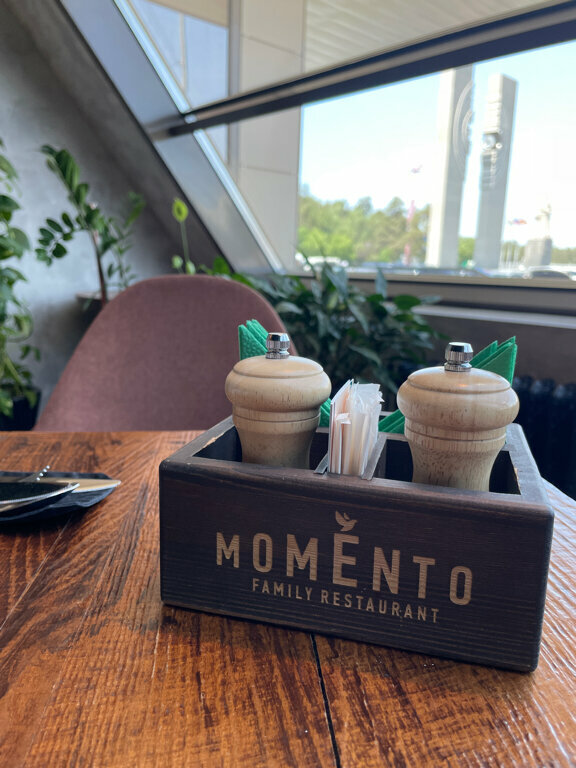 Зал — Momento