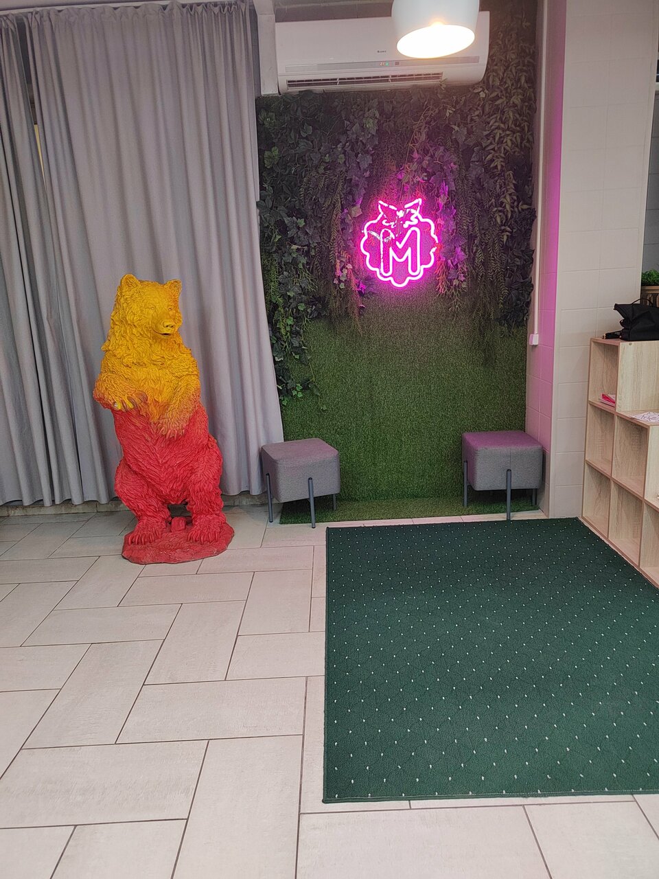 Зал — Малина