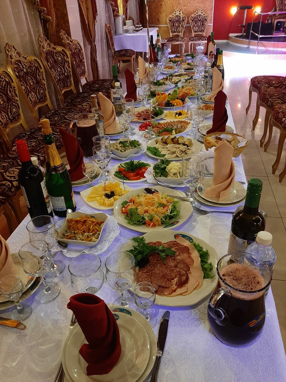 Зал — Зодиак