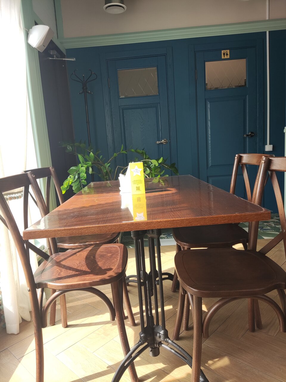 Зал — Cafe La Place Exquise