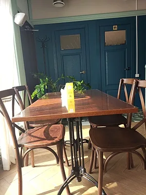 Cafe La Place Exquise, Зал — фото