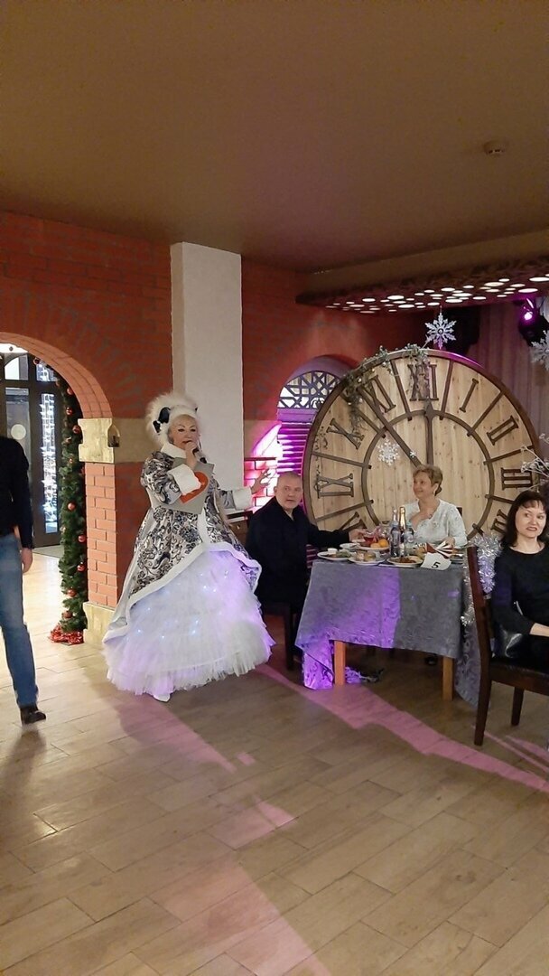 Зал — Угощаю