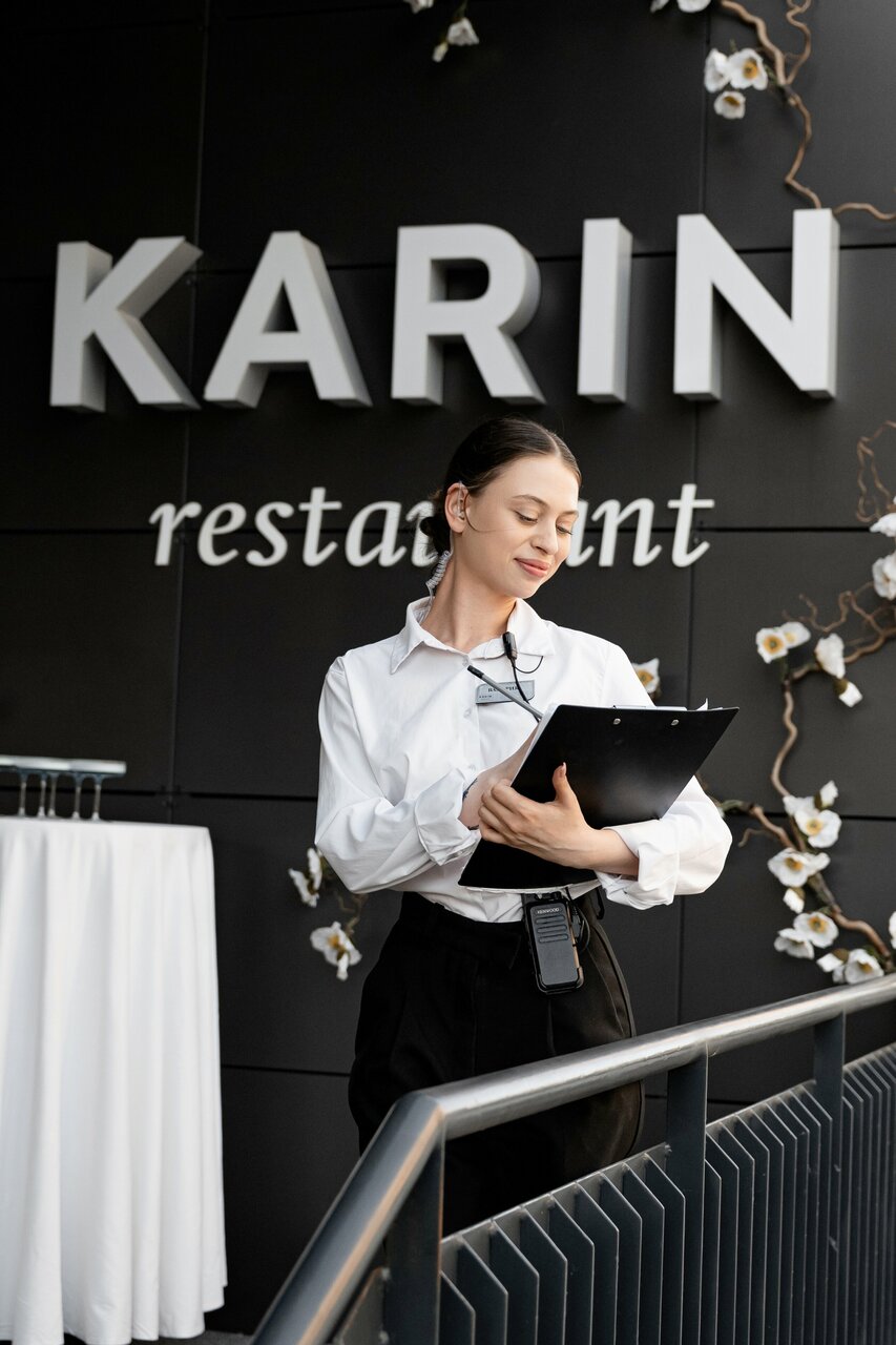 Зал — Karin