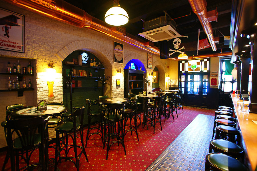 Зал — Harat's pub