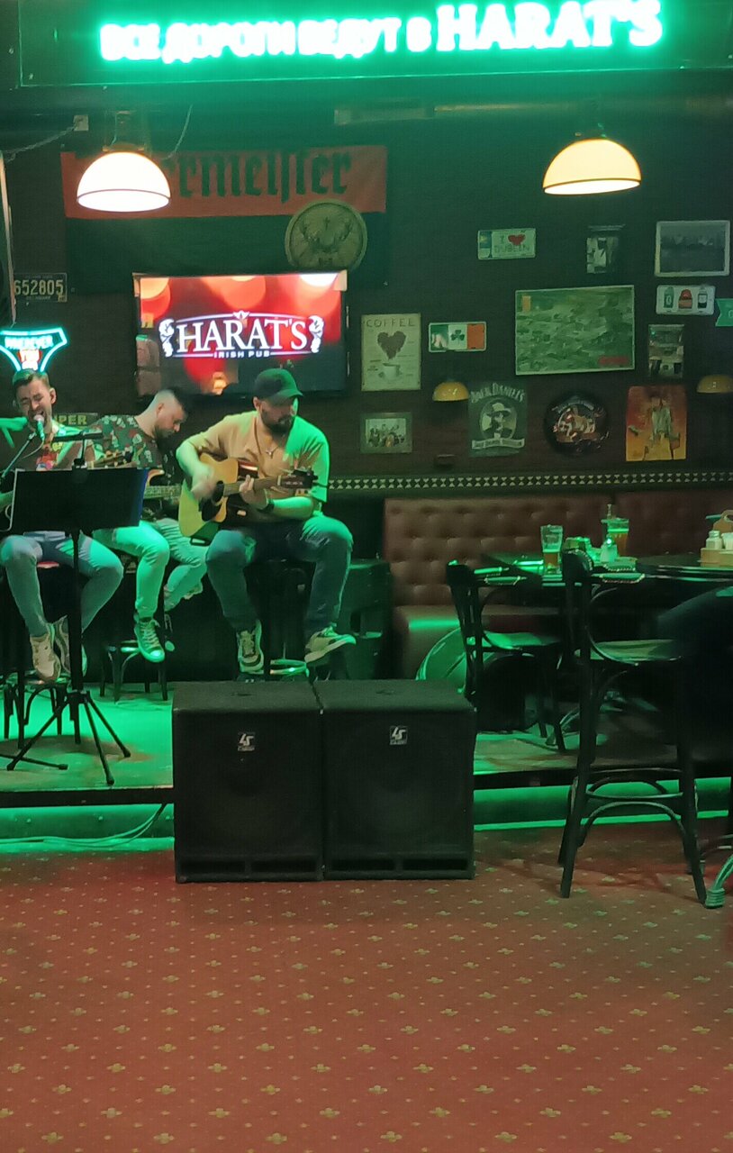 Зал — Harat's pub