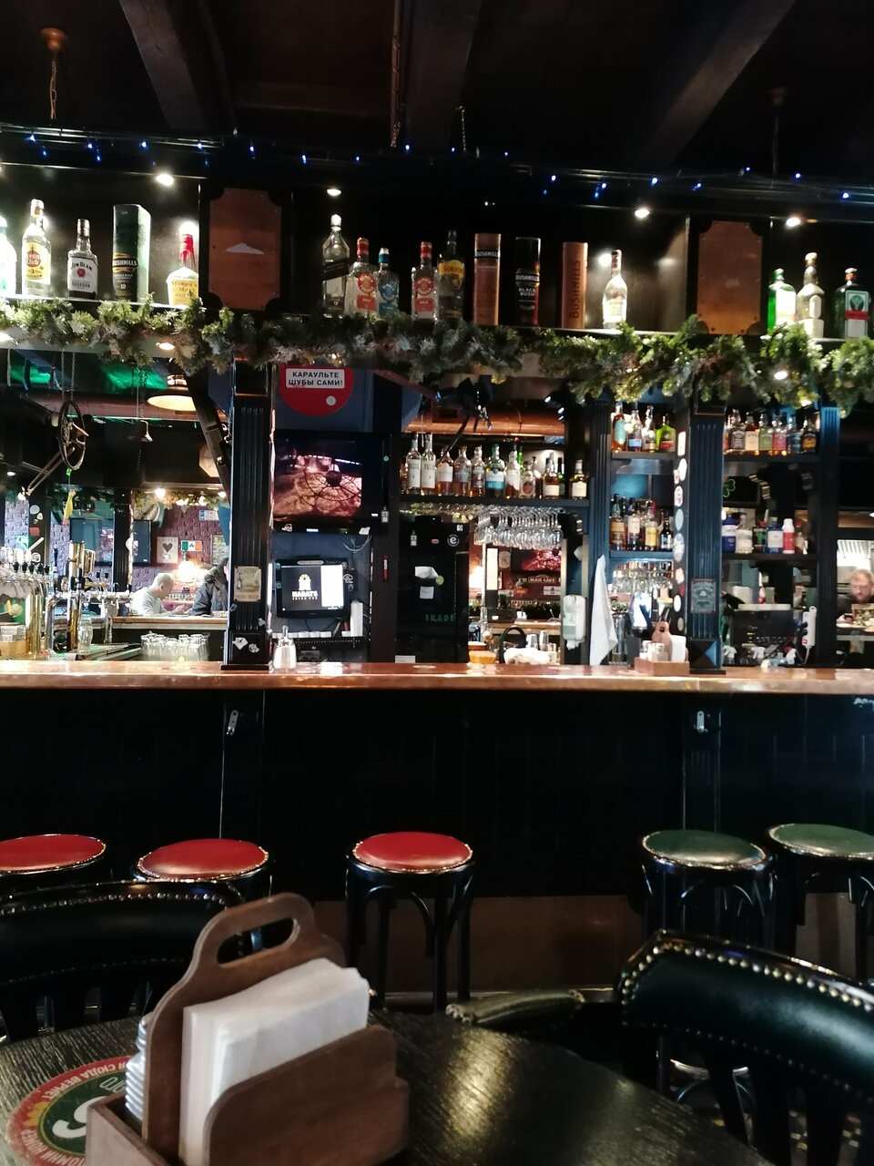 Зал — Harat's pub