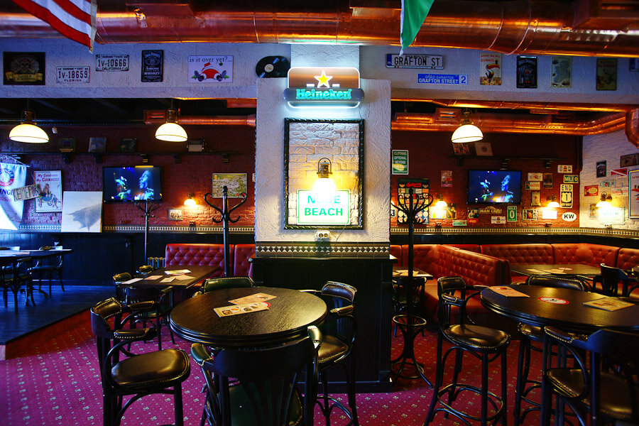 Зал — Harat's pub