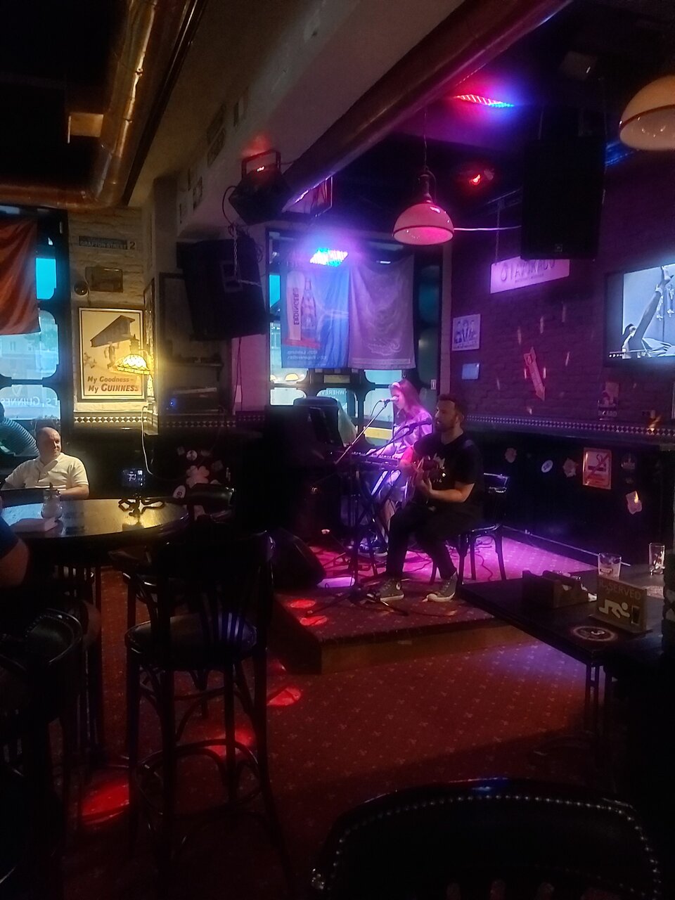Зал — Harat's pub