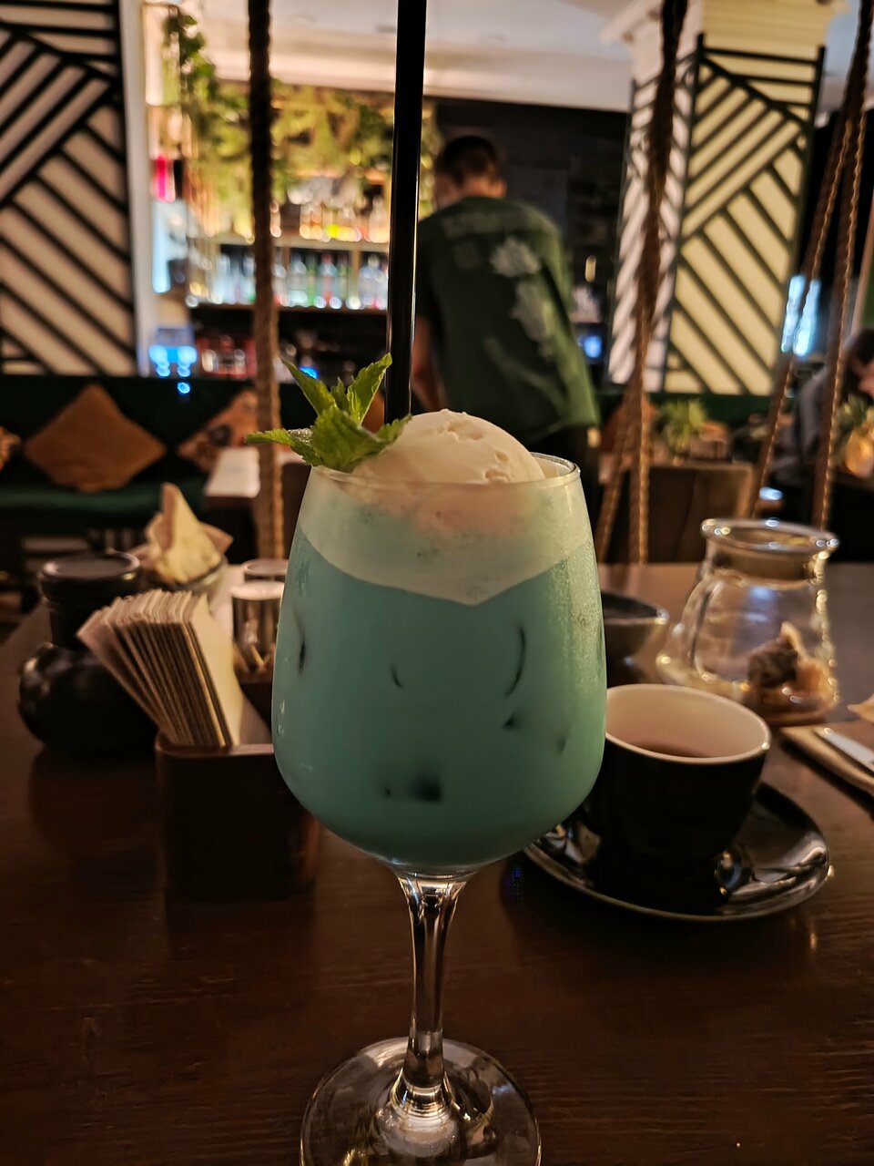 Зал — Sabai Bar