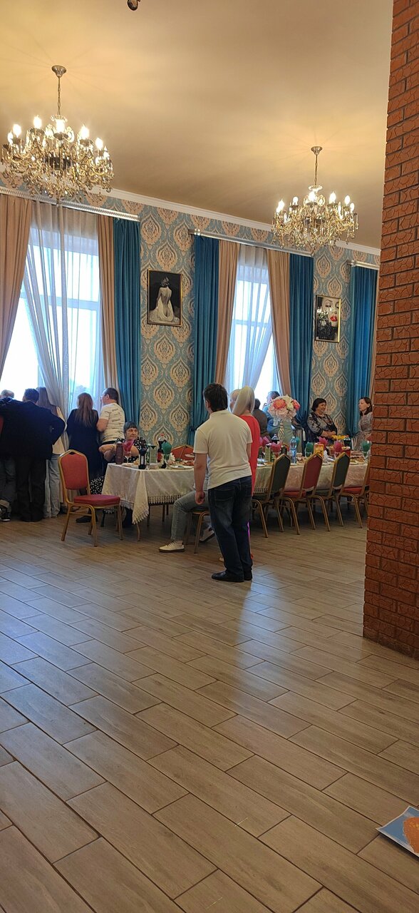 Зал — Корона