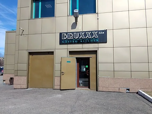 Зал — Bruxxx